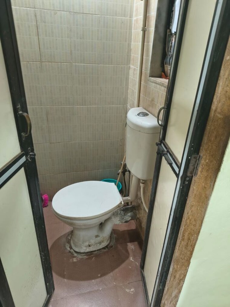Bathroom, kurla 2.5 Bedroom 250 Sq.Ft. Apartment In Kurla Mumbai 10627547