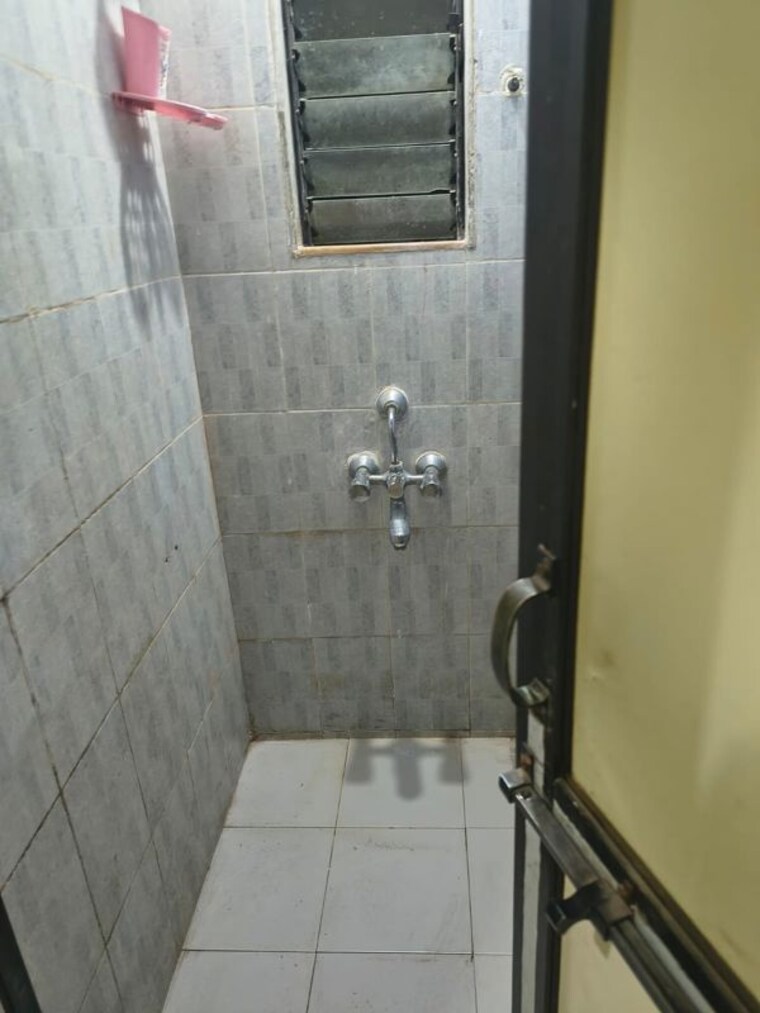 Bathroom, kurla 2.5 Bedroom 250 Sq.Ft. Apartment In Kurla Mumbai 10627547