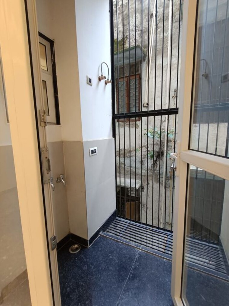 Balcony, vikas puri 3 Bedroom 200 Sq.Yd. Builder Floor In Vikas Puri Delhi 10627554