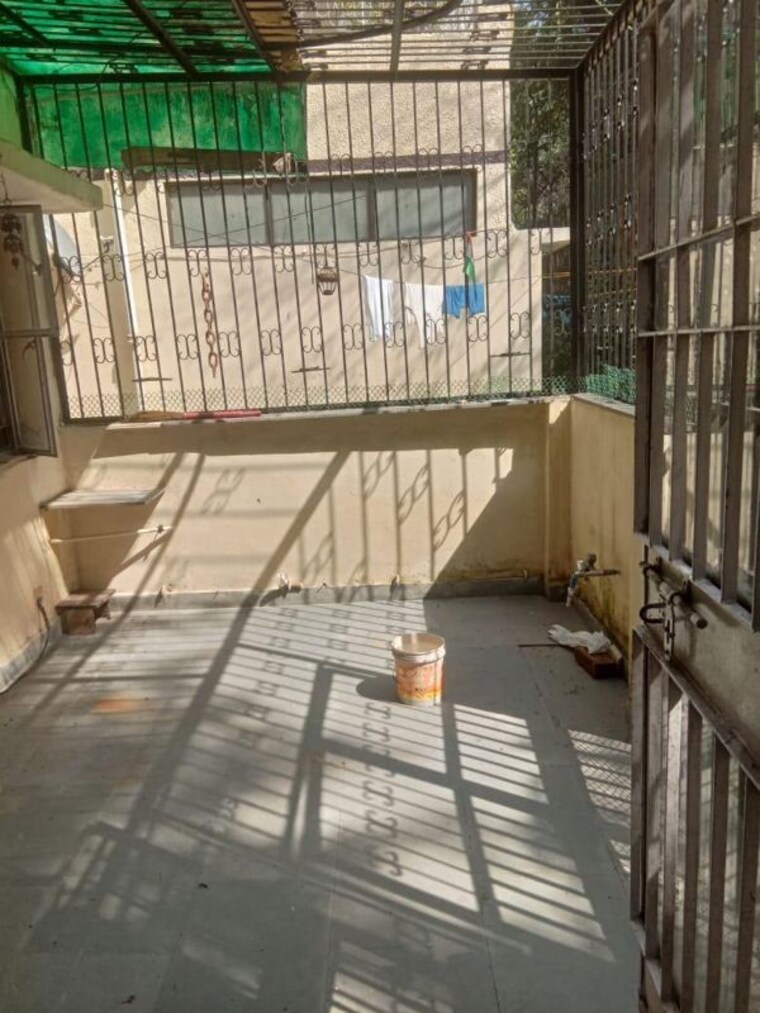 Balcony, alaknanda 3 Bedroom 120 Sq.Yd. Apartment In Alaknanda Delhi 10627591