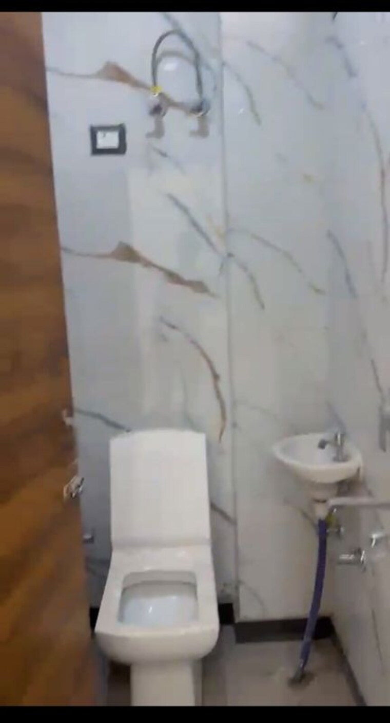 Bathroom, vipin garden 1.5 Bedroom 40 Sq.Yd. Builder Floor In Vipin Garden Delhi 10627603