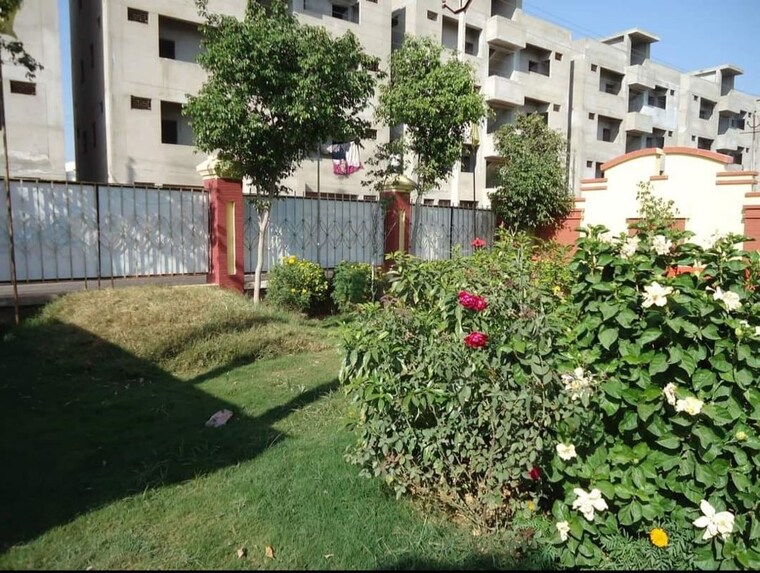 Garden, chaitanya vihar 3 Bedroom 1500 Sq.Ft. Villa In Chaitanya Vihar Vrindavan 10627576