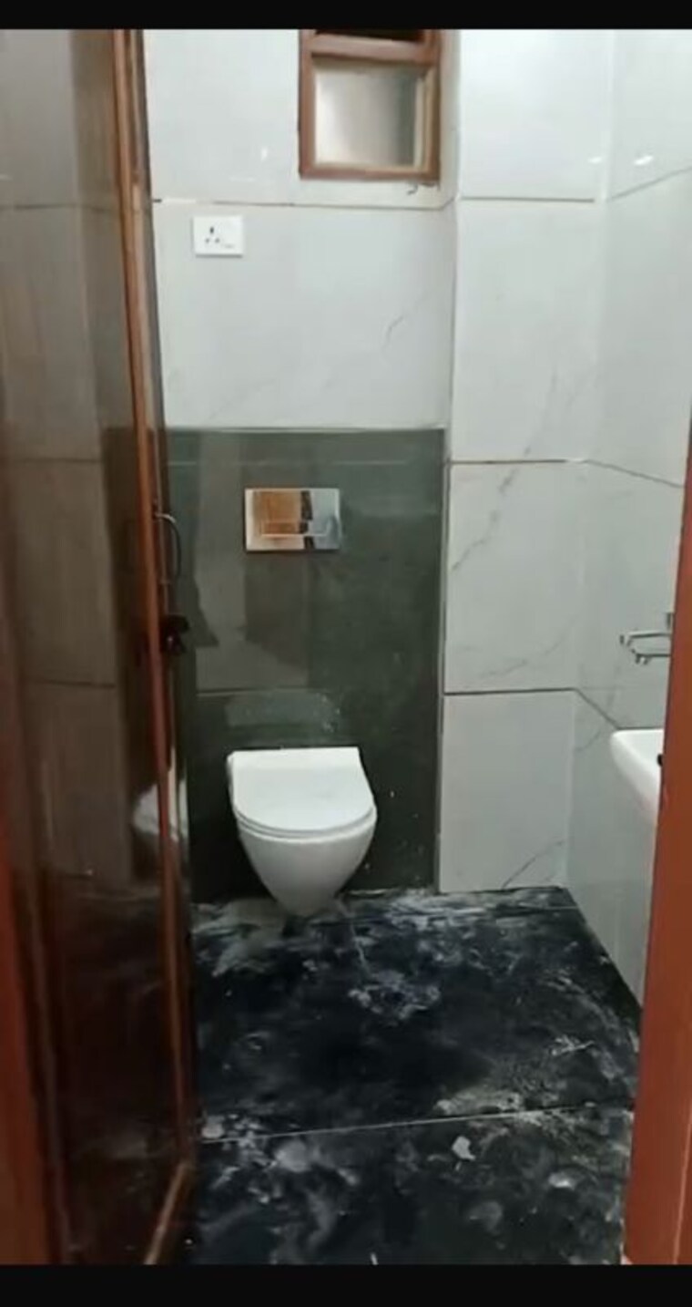 Bathroom, vipin garden 2.5 Bedroom 55 Sq.Yd. Builder Floor In Vipin Garden Delhi 10627628