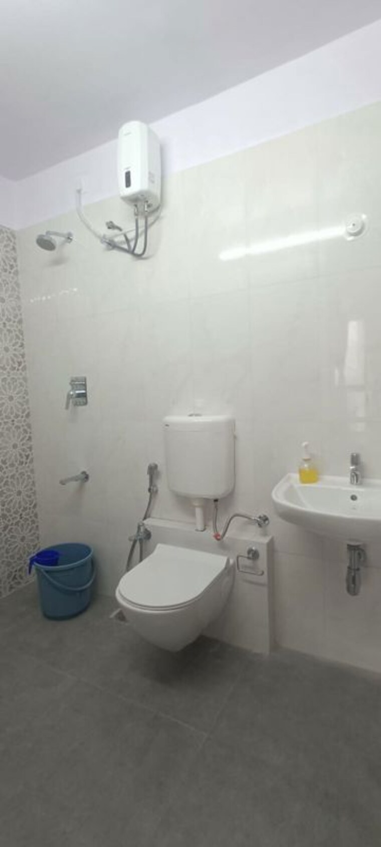 Bathroom, parel 2 Bedroom 500 Sq.Ft. Apartment In Parel Mumbai 10627657