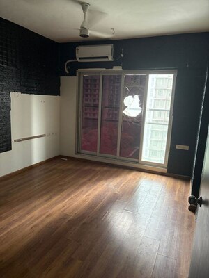 Room in 2 BHK Apartment at Piramal Aranya, Byculla – for Rent