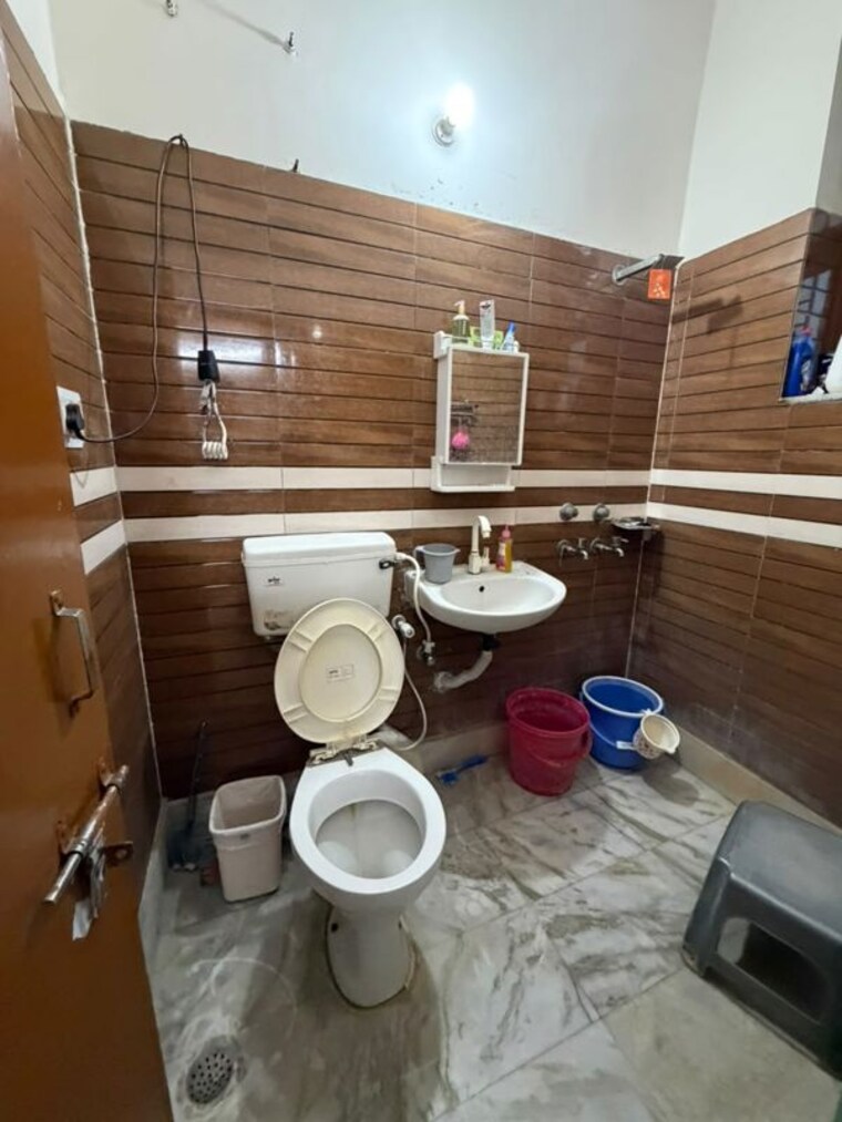 Team Area, green fields colony 2 Bedroom 100 Sq.Yd. Builder Floor In Green Fields Colony Faridabad 10627699
