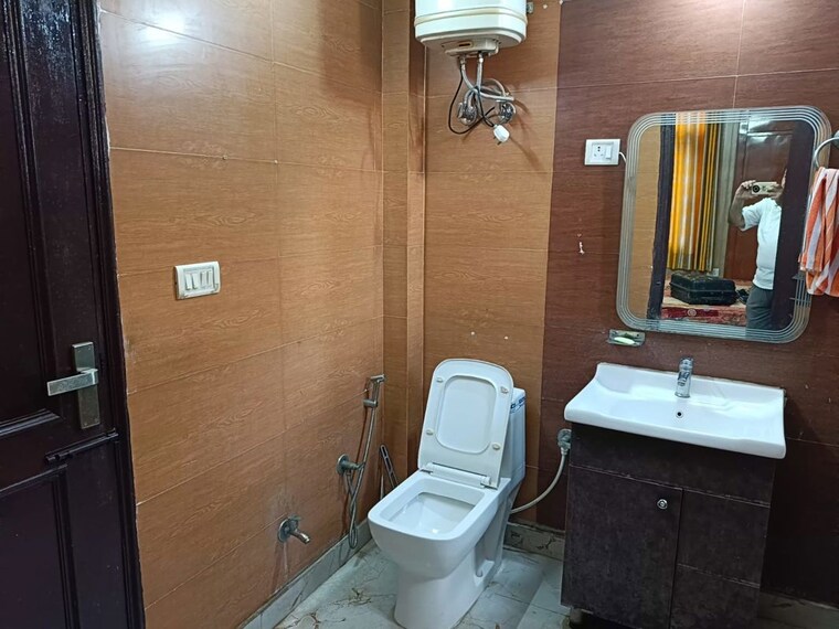 Bathroom, green fields colony 3 Bedroom 150 Sq.Yd. Builder Floor In Green Fields Colony Faridabad 10627733