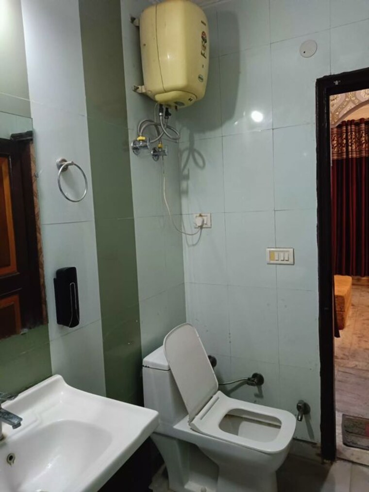 Bathroom, ashoka enclave 3 Bedroom 150 Sq.Yd. Builder Floor In Ashoka Enclave Faridabad 10627741