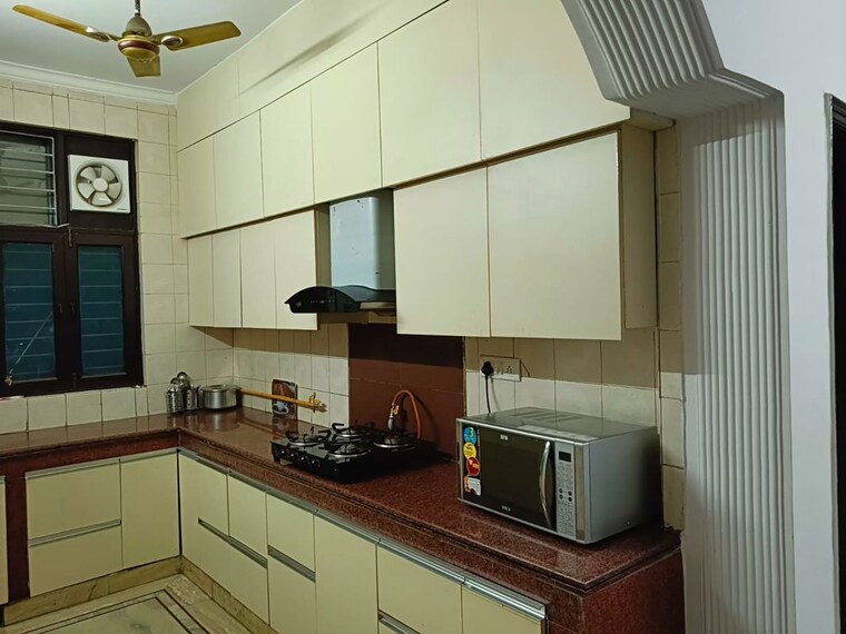 Kitchen, green fields colony 3 Bedroom 200 Sq.Yd. Builder Floor In Green Fields Colony Faridabad 10627754