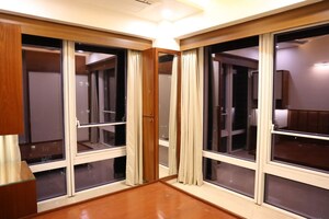 Room in 4 BHK Apartment at Indiabulls Blu, Worli – for Rent