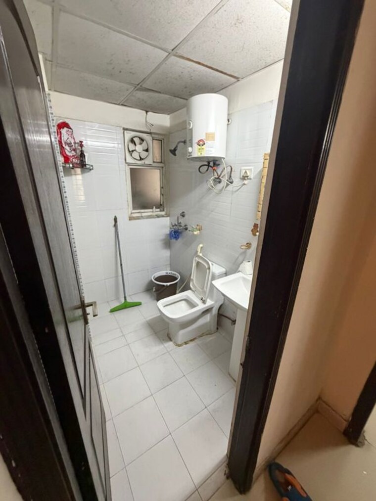 Bathroom, amrapali-silicon-city 2.5 Bedroom 1180 Sq.Ft. Apartment In Sector 76 Noida 10627814