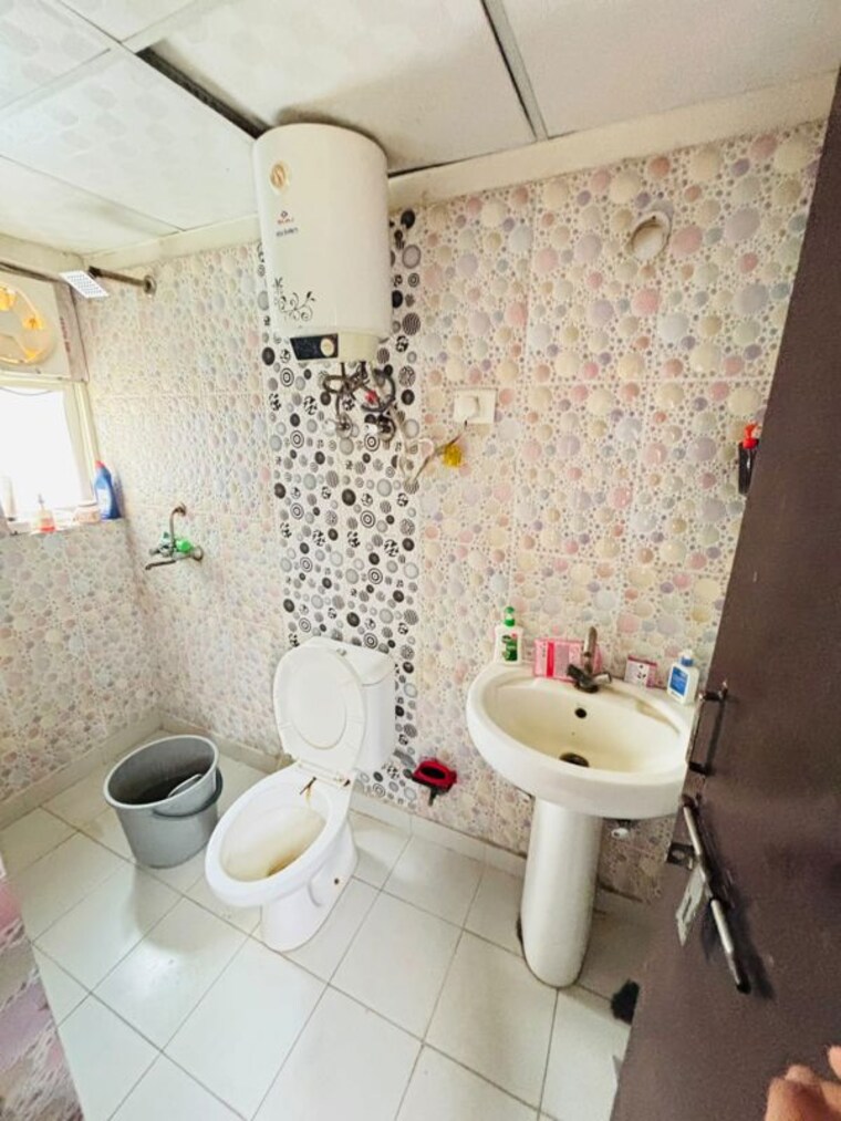 Bathroom, amrapali-silicon-city 3 Bedroom 1835 Sq.Ft. Apartment In Sector 76 Noida 10627817
