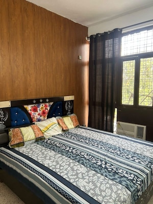 Bedroom in 3 BHK Builder Floor at Sector 57 – for Rent