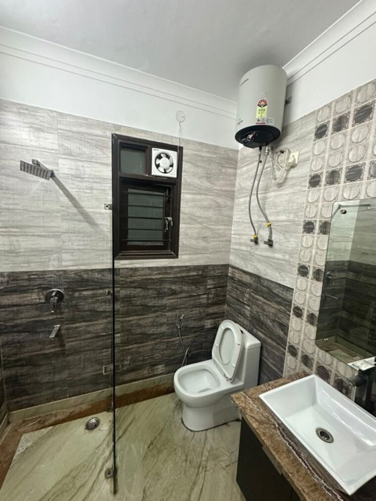 Bathroom, palam vihar  173 Sq.Yd. Builder Floor In Palam Vihar Gurgaon 10627857