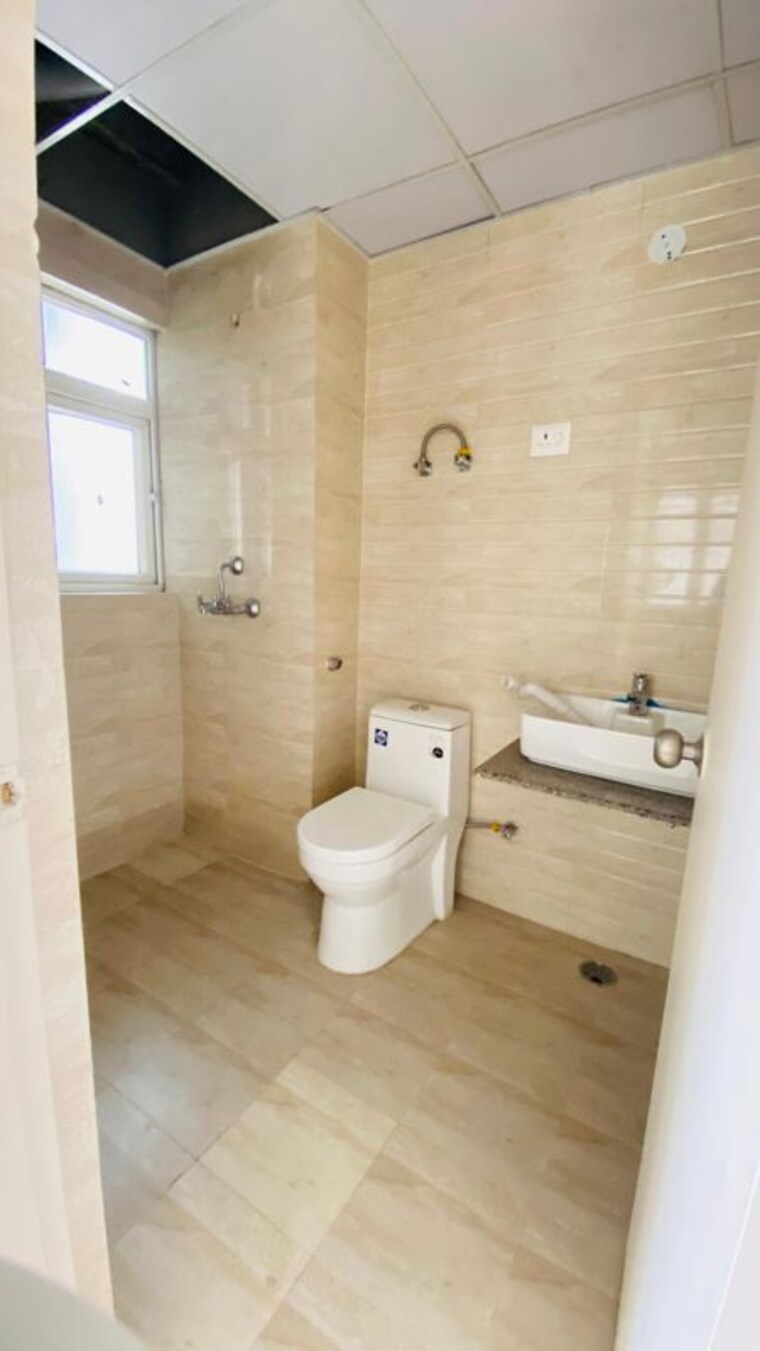 Bathroom, lr-bluemoon-homes 4 Bedroom 1925 Sq.Ft. Apartment In Raj Nagar Extension Ghaziabad 10627953