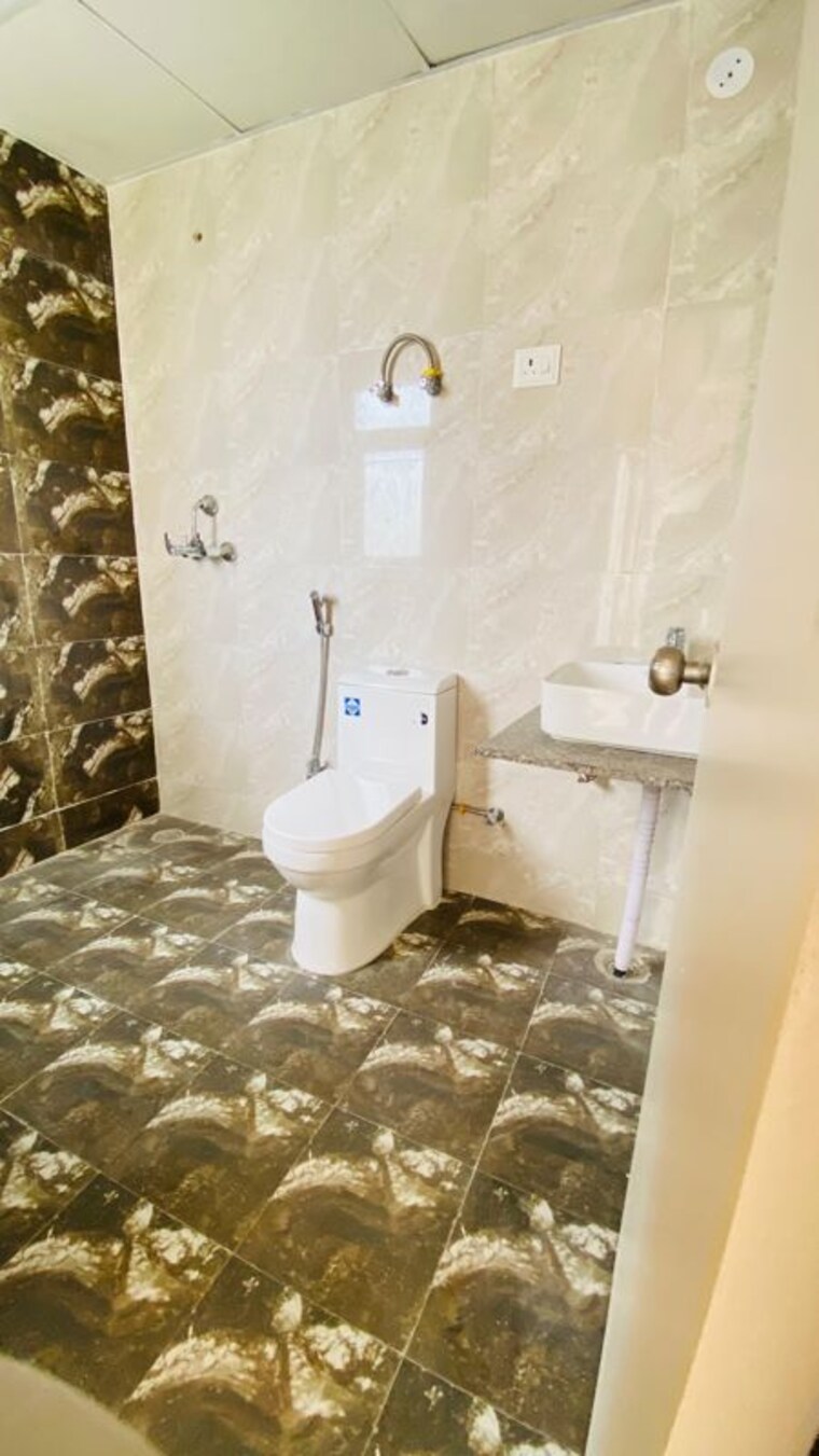 Bathroom, lr-bluemoon-homes 4 Bedroom 1925 Sq.Ft. Apartment In Raj Nagar Extension Ghaziabad 10627953