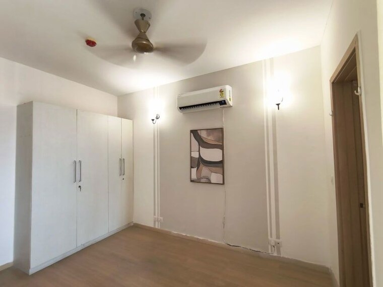 Room, dlf-new-town-heights-ii 3.5 Bedroom 1935 Sq.Ft. Apartment In Sector 86 Gurgaon 10628085