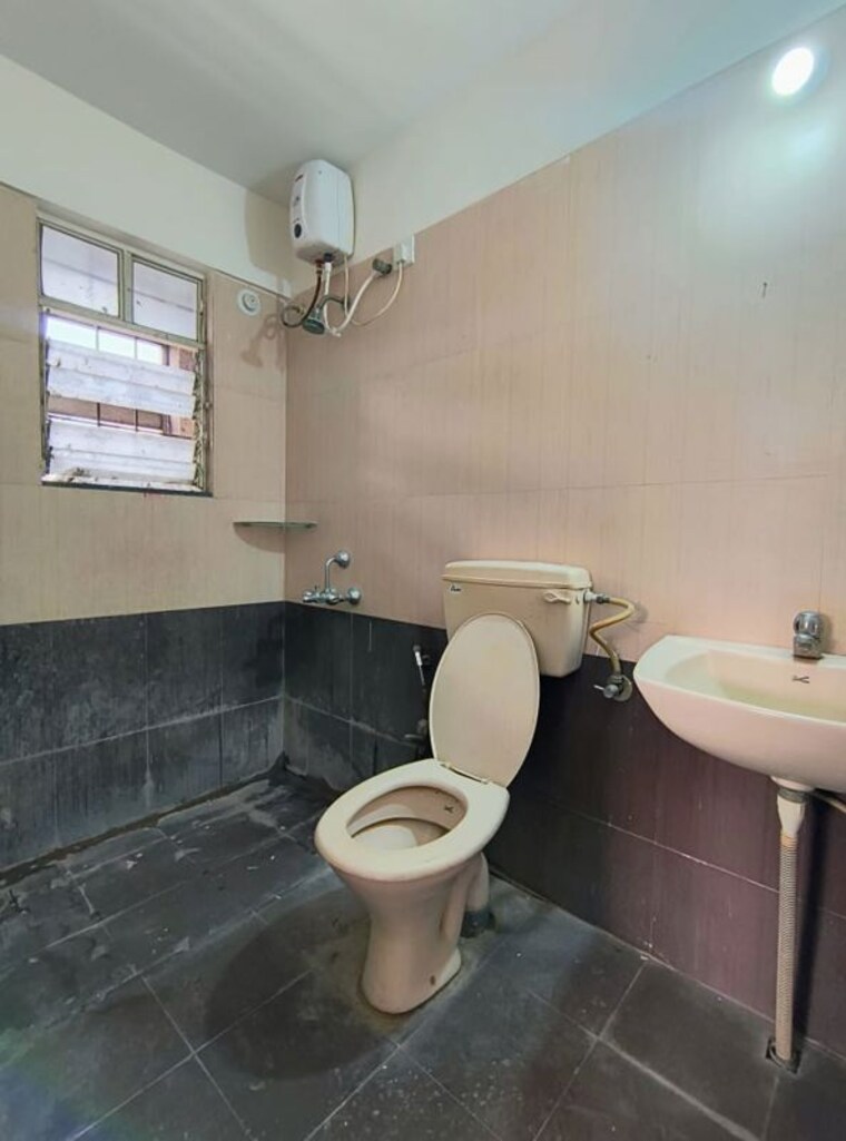 Bathroom, jalan-aura-county-pune 2 Bedroom 780 Sq.Ft. Apartment In Wagholi Pune 10628113
