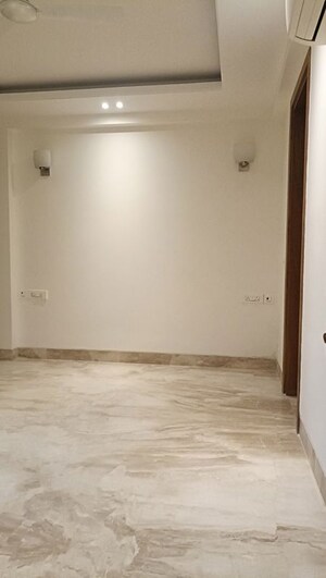 Room in 3 BHK Builder Floor at Green Park Extension – for Rent