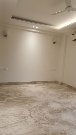 Room in 3 BHK Builder Floor at Green Park Extension – for Rent