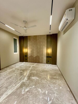 Room in 4 BHK Builder Floor at Sushant Lok I – for Rent
