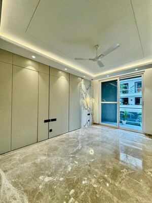 Room in 4 BHK Builder Floor at Sushant Lok I – for Rent
