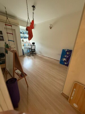 Furnished Amenities in 3 BHK Apartment at DLF Park Place, Sector 54 – for Rent