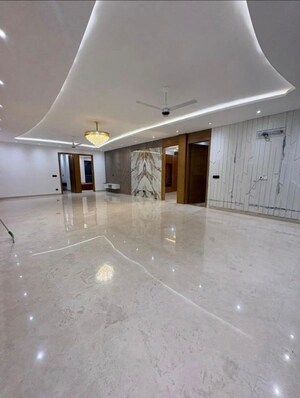 Room in 4 BHK Builder Floor at Sector 43 – for Rent