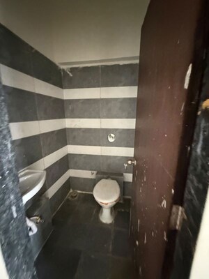 Furnished Amenities in 2.5 BHK Apartment at Anubhav CHS, Mulund West – for Rent
