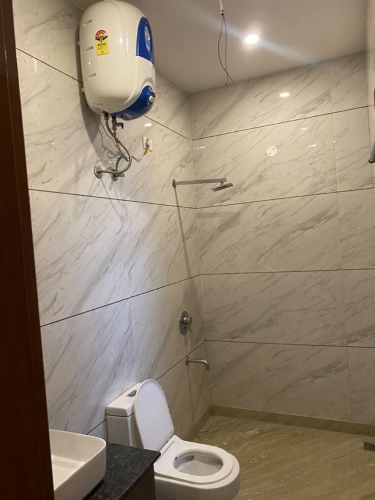 Bathroom, kharar mohali road 2 Bedroom 1300 Sq.Ft. Apartment In Kharar Mohali Road Kharar 10628395