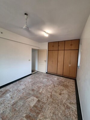 Room in 2.5 BHK Apartment at Hiranandani Meadows, Manpada – for Rent