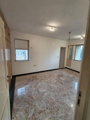 Room in 2.5 BHK Apartment at Hiranandani Meadows, Manpada – for Rent