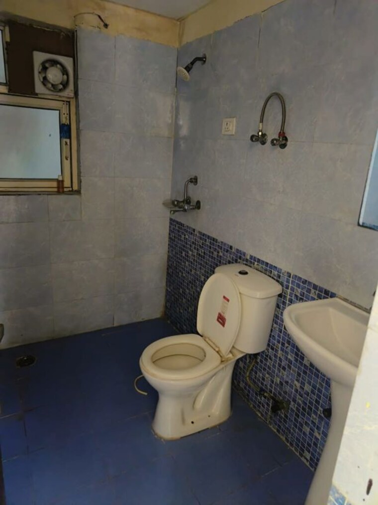 Bathroom, aims-golf-city 2 Bedroom 950 Sq.Ft. Apartment In Sector 75 Noida 10628426