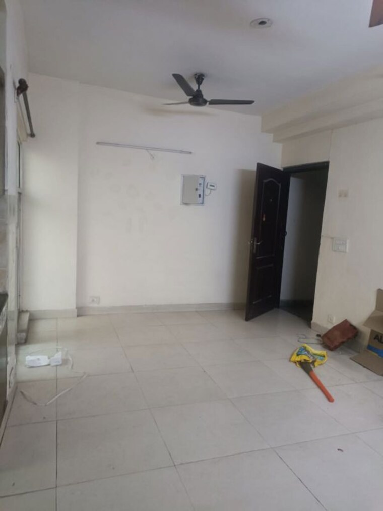 Room, aims-golf-city 2 Bedroom 950 Sq.Ft. Apartment In Sector 75 Noida 10628426