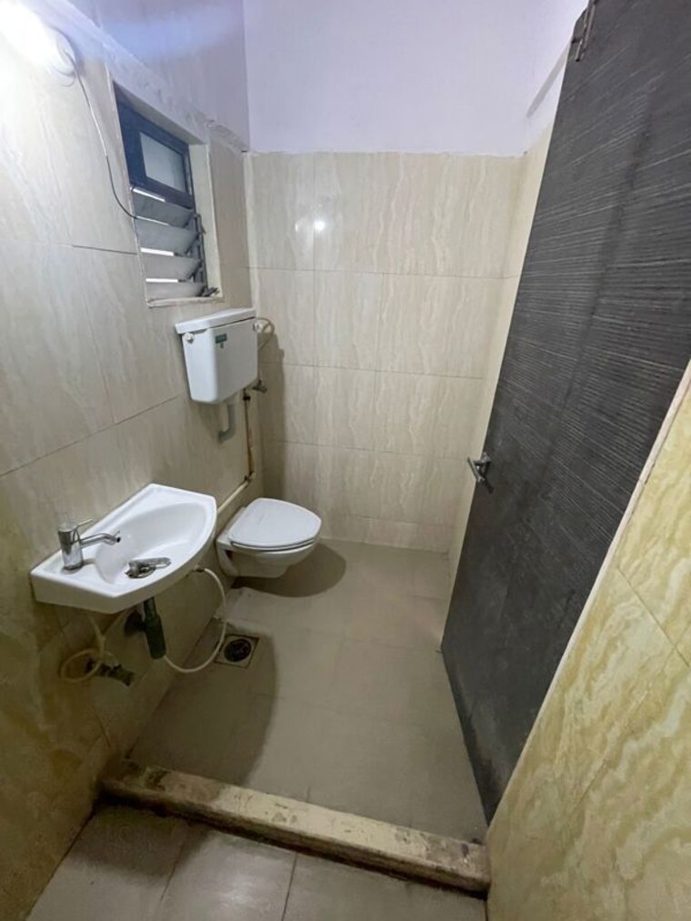 Bathroom, gaurav-woods 2 Bedroom 750 Sq.Ft. Apartment In Mira Road Thane 10628379