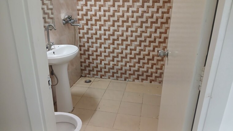 Bathroom, gaur-city-2-14th-avenue 2 Bedroom 855 Sq.Ft. Apartment In Sector 16c Greater Noida Greater Noida 10628474
