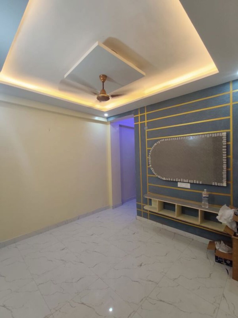 Hall, suthiyana 2 Bedroom 60 Sq.Yd. Builder Floor In Suthiyana Greater Noida 10628471