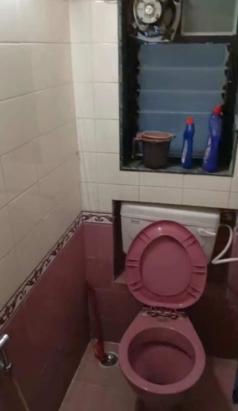 Bathroom, anand-prakash-satyam-chs 1 Bedroom 500 Sq.Ft. Apartment In Andheri East Mumbai 10628538