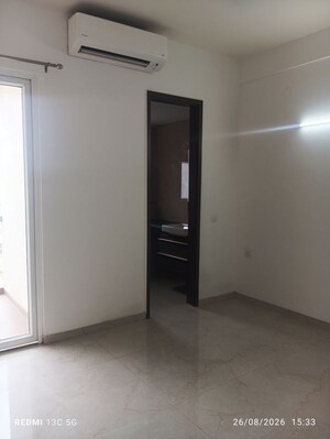 Room in 2.5 BHK Apartment at Smart World Orchard, Sector 61 – for Rent