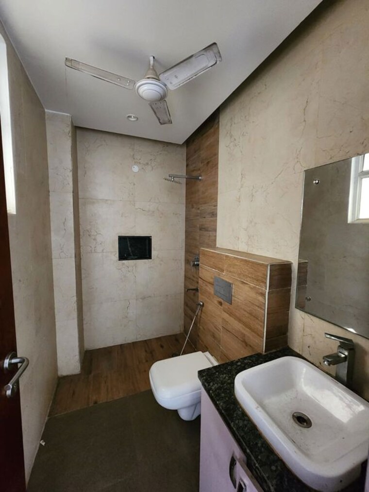 Bathroom, sector 46 3.5 Bedroom 1920 Sq.Ft. Builder Floor In Sector 46 Gurgaon 10628746