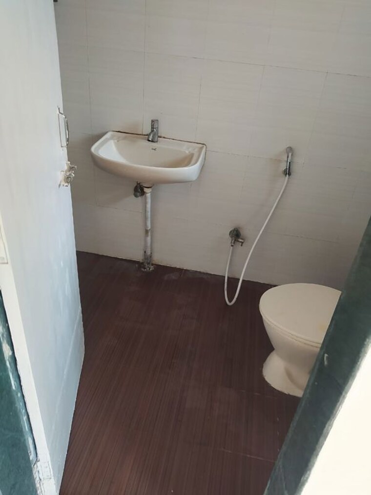 Bathroom, blue-berry 3 Bedroom 1500 Sq.Ft. Apartment In Kharadi Pune 10628784