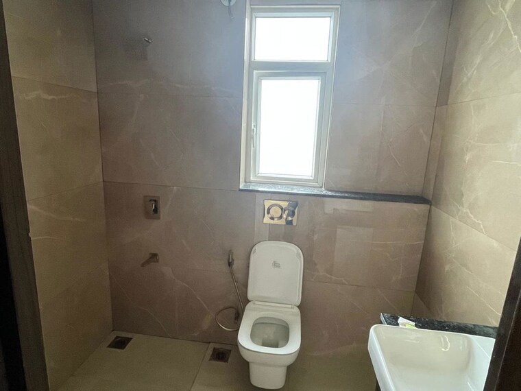 Bathroom, smart-world-orchard 2.5 Bedroom 2836 Sq.Ft. Apartment In Sector 61 Gurgaon 10628937