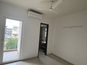 Room in 2.5 BHK Apartment at Smart World Orchard, Sector 61 – for Rent
