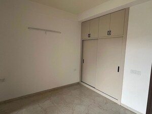Room in 2.5 BHK Apartment at Smart World Orchard, Sector 61 – for Rent