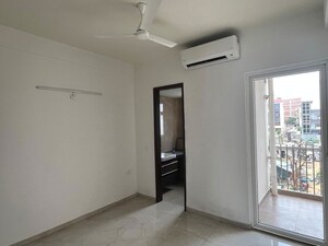 Room in 2.5 BHK Apartment at Smart World Orchard, Sector 61 – for Rent