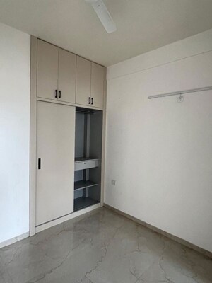Room in 2.5 BHK Apartment at Smart World Orchard, Sector 61 – for Rent
