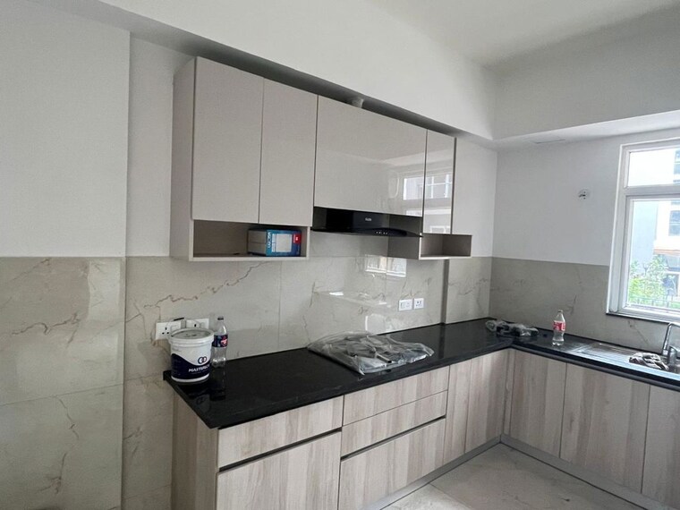 Kitchen, smart-world-orchard 2.5 Bedroom 2836 Sq.Ft. Apartment In Sector 61 Gurgaon 10628937