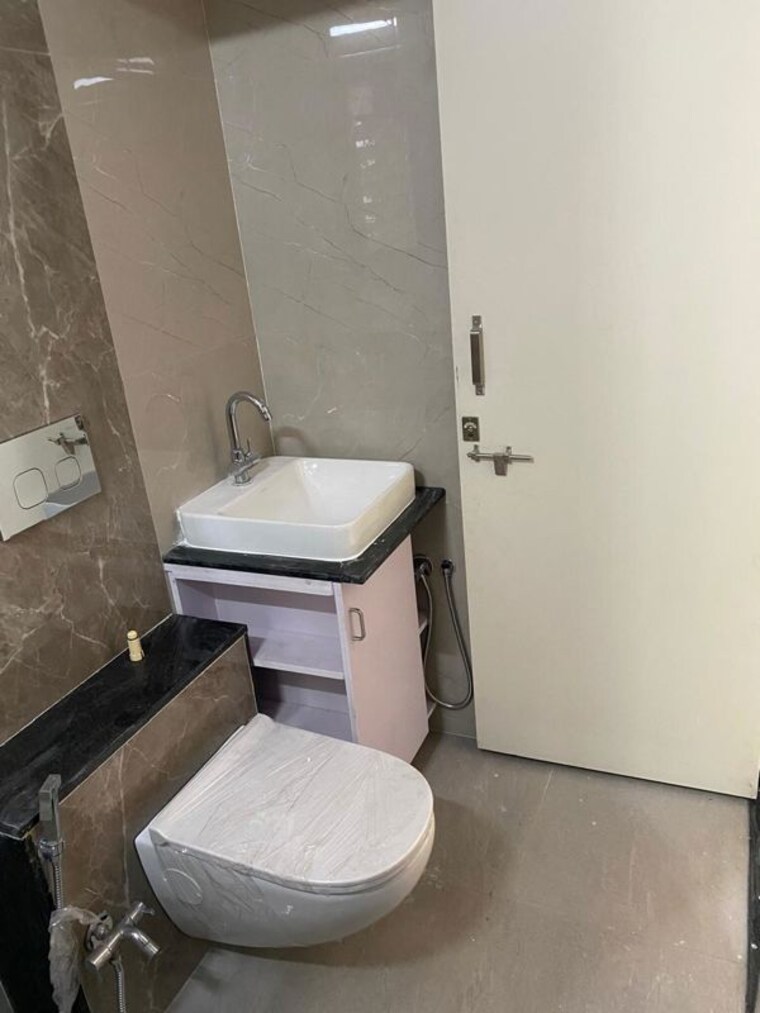 Bathroom, shri-senapati-bapat-chs 2.5 Bedroom 15000 Sq.Ft. Apartment In Senapati Bapat Road Pune 10628940