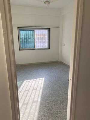 Room in 2.5 BHK Apartment at Shri Senapati Bapat CHS, Senapati Bapat Road – for Rent