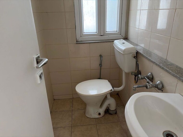 Bathroom, sector 23 3 Bedroom 1550 Sq.Ft. Builder Floor In Sector 23 Gurgaon 10628951